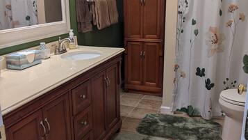 Douche, sĂšche-cheveux, serviettes fournies, savon