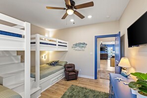4 bedrooms, desk, free WiFi, bed sheets