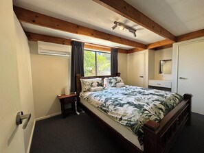 2 bedrooms, iron/ironing board, free WiFi