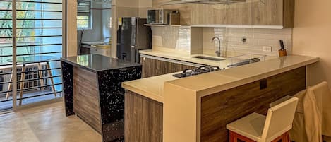 Apartemen Keluarga, pemandangan kebun | Dapur pribadi | Lemari es besar, microwave, oven, dan kompor