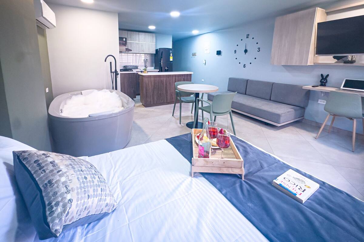 Deluxe-Studio, 1 Doppelbett, Badewanne, Gartenblick | Hochwertige Bettwaren, Betten mit Memory-Foam-Matratzen