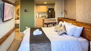 Elite studio, 1 queensize bed, airconditioning, uitzicht op de stad | Luxe beddengoed, bedden met traagschuimmatrassen, geluiddichte muren