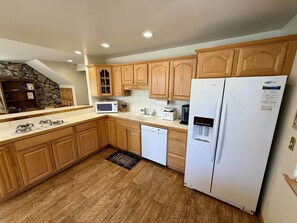 Réfrigérateur, four à micro-ondes, un four, surface de cuisson