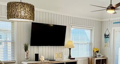 NEW LOWER RATES 2 bed, 2 bath cottage, Shore Dr. area, 4 min walk to the beach