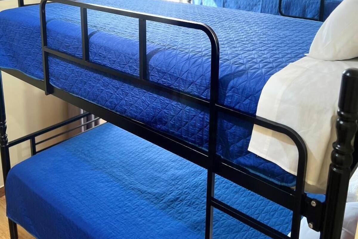 Firemannsrom – classic | Sengetøy av topp kvalitet, skrivebord for bærbar PC og wi-fi (inkludert)