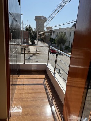 Comfort-huone, parveke, kaupunkinäköala | Ylelliset vuodevaatteet, yksilöllisesti kalustettu