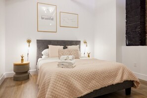 3 soverom, skrivebord, strykejern/-brett og reiseseng for barn