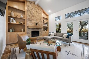 Una Smart TV, una chimenea, un reproductor de DVD
