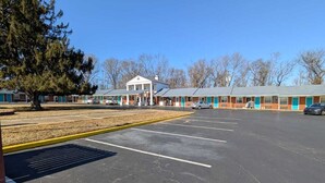 A parking lot with a motel in the background. - Relax Inn (New Castle)