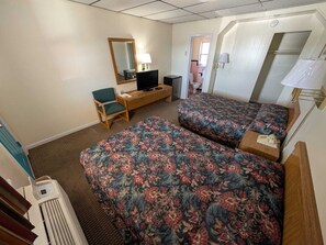 Double Room | Desk, laptop workspace, blackout drapes, free WiFi - Relax Inn (New Castle)