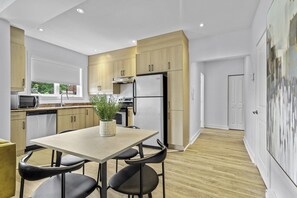 Fridge, microwave, stovetop, dishwasher