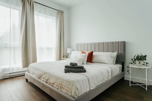 2 slaapkamers, een bureau, een strijkplank/strijkijzer, reisbedje