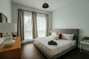 2 chambres, bureau, fer et planche à repasser, lit parapluie