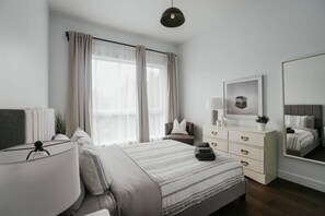 2 bedrooms, desk, iron/ironing board, travel cot - Stylish and bright 2bdr near St-Hubert Plaza (Montréal)