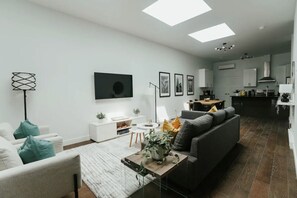 Smart TV - Stylish and bright 2bdr near St-Hubert Plaza (Montréal)