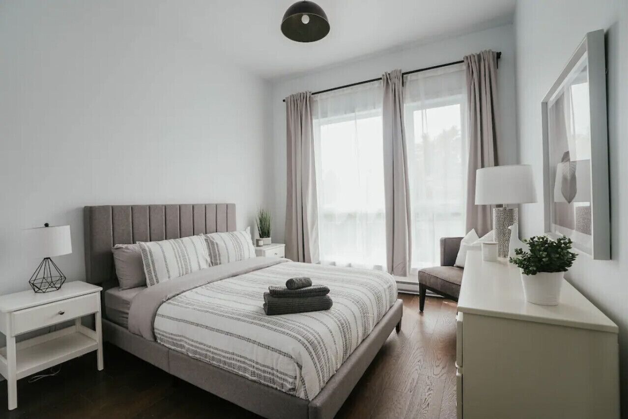 2 bedrooms, desk, iron/ironing board, travel crib