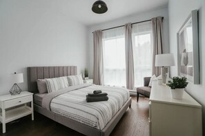 2 bedrooms, desk, iron/ironing board, travel crib - Stylish and bright 2bdr near St-Hubert Plaza (Montréal)