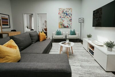 Stylish and bright 2bdr near St-Hubert Plaza