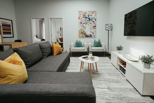 Smart TV - Stylish and bright 2bdr near St-Hubert Plaza (Montréal)