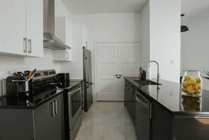 Een koelkast, een microgolfoven, een oven, een kookplaat