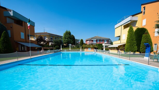 Una piscina rodeada de edificios de apartamentos.
