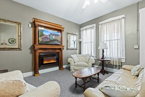 House, Private Bathroom, City View (710) | Lounge - Indy Stadium Villas 710 (Indianapolis)