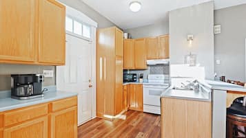 House, Private Bathroom, City View (710) | Shared kitchen