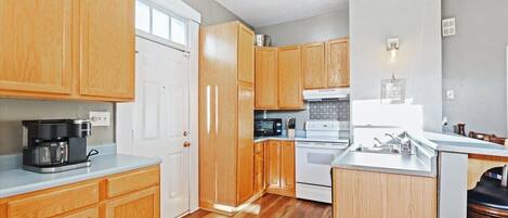 House, Private Bathroom, City View (710) | Shared kitchen