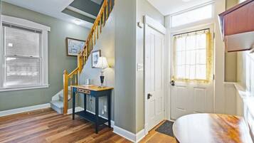 House, Private Bathroom, City View (710) | 3 bedrooms
