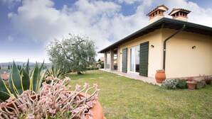 A house with a stone facade, a green door, and a large window. - Villa Jole in Polpenazze del Garda (Polpenazze del Garda)