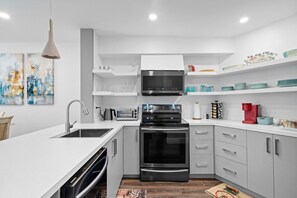 Køleskab, mikrobølgeovn, kogeplade, opvaskemaskine