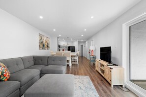 Smart TV y chimenea 