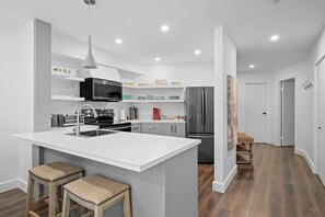 Réfrigérateur, micro-ondes, plaque de cuisson, lave-vaisselle