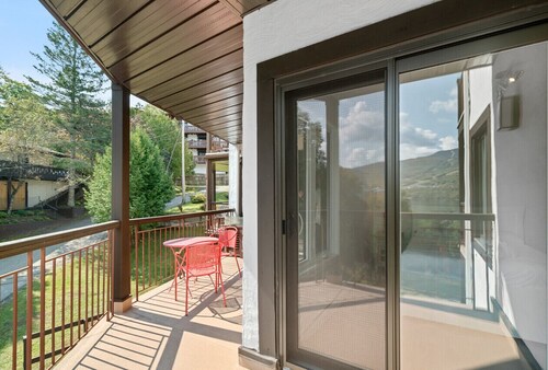Peaceful Condo with Stunning Mountain & Lake Views