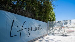 A white wall with the name 'L'agrumeto' written in black. - L Agrumeto - Il Pompelmo (Manerba del Garda)