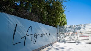 A white wall with the name 'L'agrumeto' written in black. - L Agrumeto - L Arancia (Manerba del Garda)