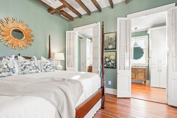 2 bedrooms, iron/ironing board, free WiFi, bed sheets - Newly Restored Charming 2-Bedroom Home with Ensuite's & Prime Location (Charleston)