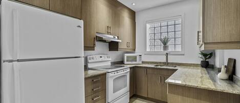 Frigorífic, microones, placa de cuina i rentaplats