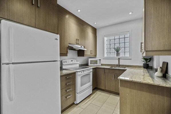 Geladeira, micro-ondas, cooktop, lava-louças