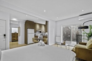 1 quarto, ferros/tábuas de passar roupa, berço de viagem