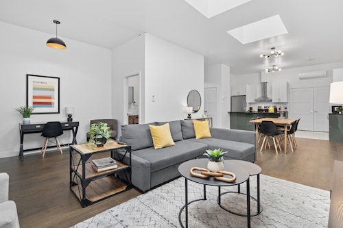 Modern and Cozy 2bdr near St-Hubert Plaza