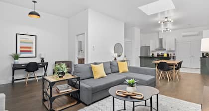 Modern and Cozy 2bdr near St-Hubert Plaza