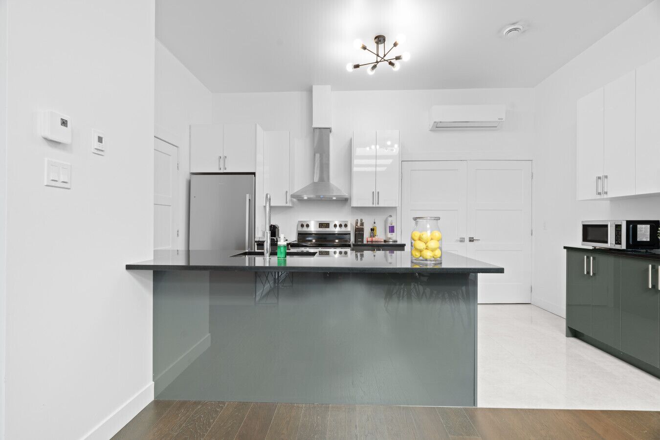 Réfrigérateur, four à micro-ondes, un four, surface de cuisson