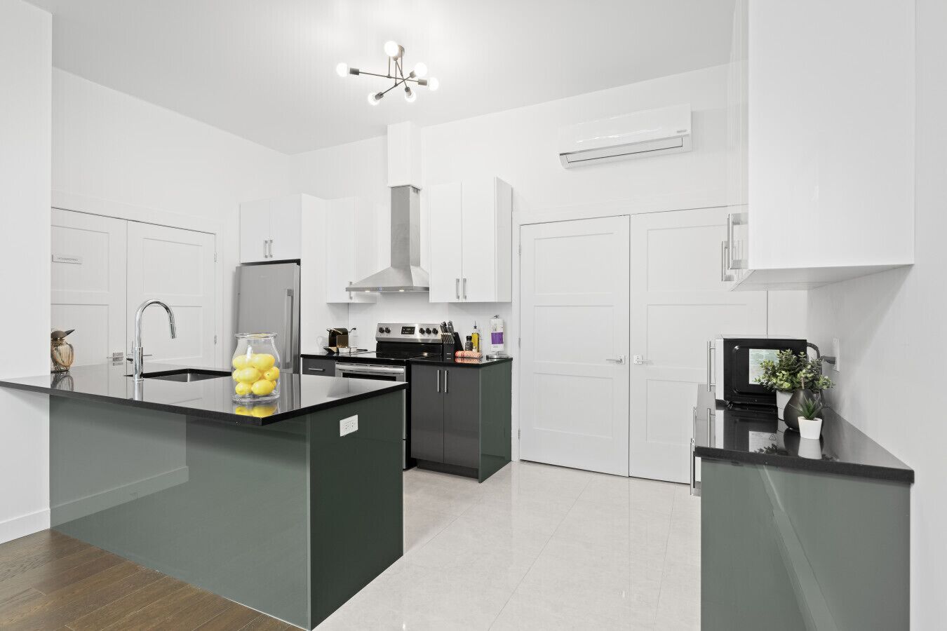 Réfrigérateur, four à micro-ondes, un four, surface de cuisson