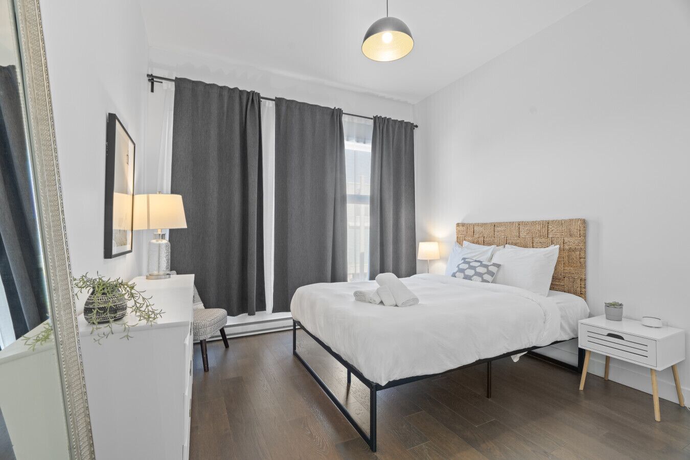 2 chambres, fer et planche à repasser, lit de bébé portatif