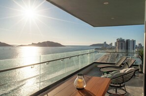 Outdoor dining - Beachfront apartment - XIII (Mazatlán)