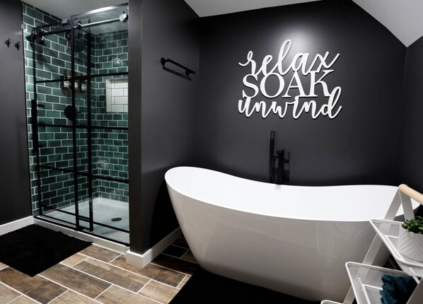 Een douche, een haardroger, handdoeken, zeep