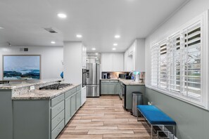 ثلاجة، ميكروويف، فرن، موقد طهي مسطح