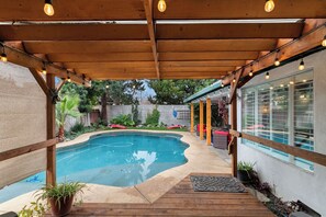 Pool - Large 4 Bedroom Home - Pool | Mini Golf | Fire-Pit (Modesto)