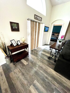 4 bedrooms, iron/ironing board, travel cot, WiFi - Rare Diamond Villa - private pool, heated jacuzzi spa, game room, free WiFi, (Davenport)